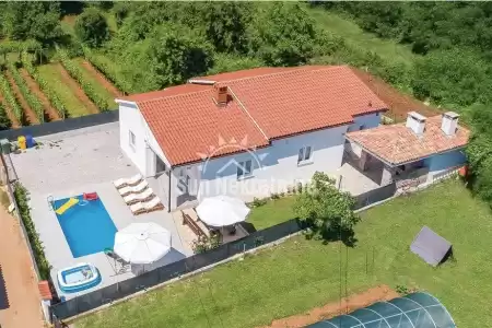 LABIN, ISTRIA, HAUS MIT POOL IN DER NÄHE DER STADT IN EINER RUHIGEN LAGE