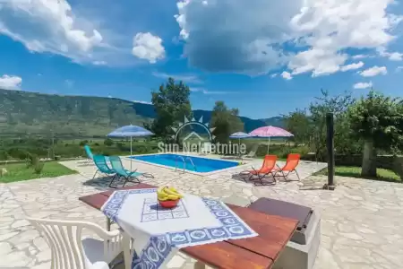 KRŠAN, ISTRIEN, HAUS MIT POOL UND PANORAMABLICK AUF UČKA