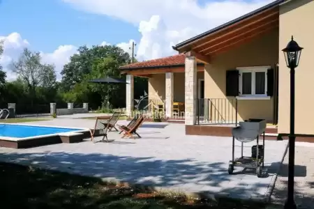 LABIN, ISTRIA, BELLA CASA FAMIGLIARE CON PISCINA