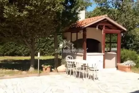 VOZILICI, ISTRIA, CASA APPARTAMENTO CON RISTORANTE, CCA. 3 KM DAL MARE