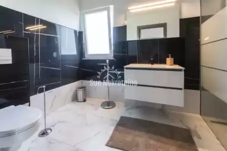 LABIN, ISTRA, PREKRASNA NOVOGRADNJA  SA BAZENOM U OKOLICI GRADA