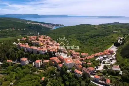 LABIN, ISTRIA, CASA CON DUE APPARTAMENTI NEL CENTRO STORICO