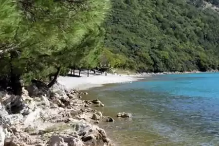 KRŠAN, ISTRIA, DUE CASE INTORNO A CCA. 5 KM DAL MARE