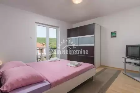 Labin, Istra , prostrana kuća sa više apartmana, bazenom i prekrasnim pogledom na zelenilo
