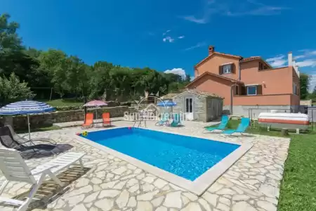 KRŠAN, ISTRIEN, HAUS MIT POOL UND PANORAMABLICK AUF UČKA