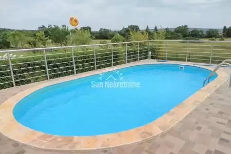 LABIN, ISTRIA, CASA CON PISCINA VICINO ALLA CITTÀ