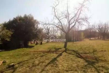 LABIN, ISTRIEN, EINFAMILIENHAUS AUS STEIN AUF EINEM GROSSEN GRUNDSTÜCK VON 48000 M2