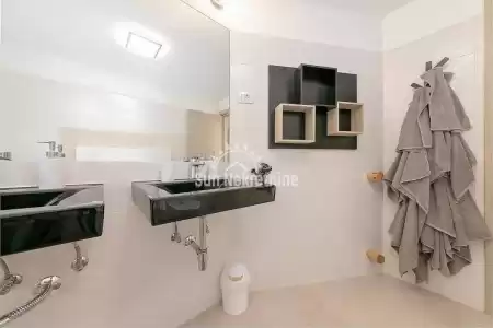 LABIN, ISTRA, MODERNA VILA NA OSAMI SA 10,000 M2 OKUĆNICE