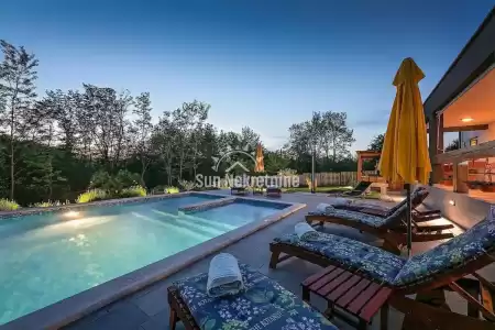 ALBONA, ISTRIA, MODERNA VILLA SOLA CON GIARDINO 10.000 M2