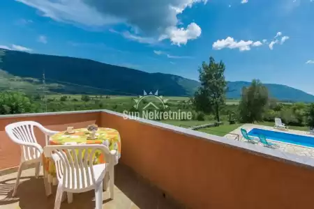 KRŠAN, ISTRIEN, HAUS MIT POOL UND PANORAMABLICK AUF UČKA