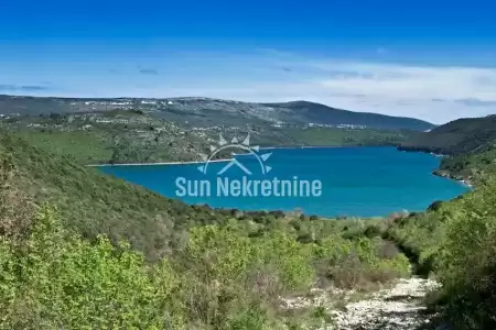 BARBAN, ISTRA, GRAĐEVINSKO ZEMLJIŠTE CCA. 2 KM DO MORA