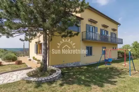 Labin, Istria, casa spaziosa con diversi appartamenti, piscina e splendide viste sul verde