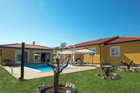 Labin, Istrien, schönes Haus im Erdgeschoss mit Pool und Sommerküche