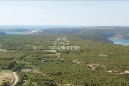 BRGOD, ISTRA, GRAĐEVINSKO ZEMLJIŠTE BLIZU MORA