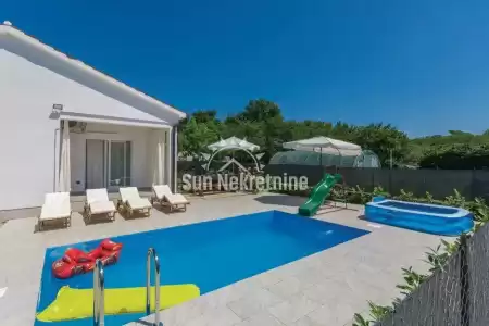 LABIN, ISTRIA, HAUS MIT POOL IN DER NÄHE DER STADT IN EINER RUHIGEN LAGE