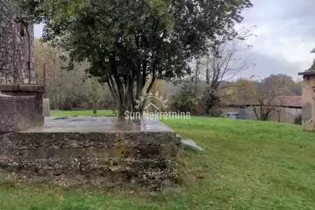 BARBAN, ISTRA, KAMENA KUĆA U MIRNOM SELU