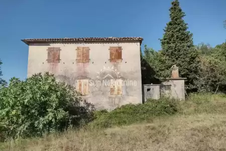 BARBAN, ISTRIEN, FREISTEHENDES ISTRISCHES STEINHAUS MIT GROSSEM HOF