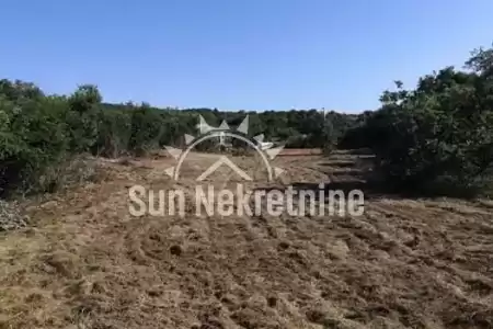 LABIN, ISTRIA, BAULAND MIT SCHÖNER BLICK AUF DIE HÜGEL