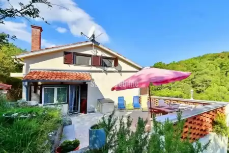 BRSEČ, APARTMENT HOUSE NEAR THE SEA