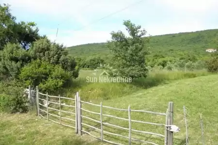 BRGOD, ISTRA, GRAĐEVINSKO ZEMLJIŠTE BLIZU MORA