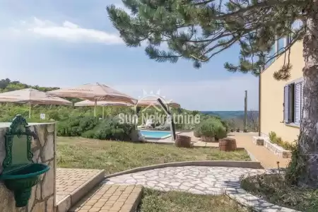 Labin, Istria, casa spaziosa con diversi appartamenti, piscina e splendide viste sul verde