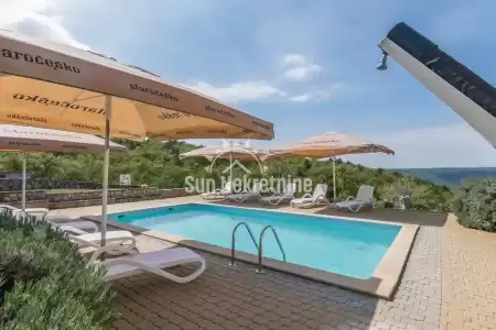 Labin, Istria, casa spaziosa con diversi appartamenti, piscina e splendide viste sul verde