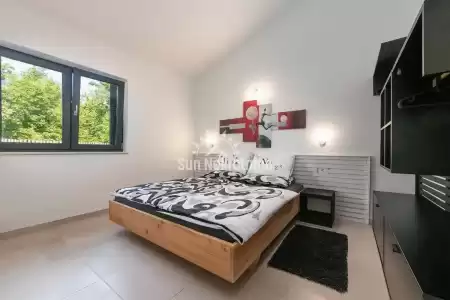 ALBONA, ISTRIA, MODERNA VILLA SOLA CON GIARDINO 10.000 M2