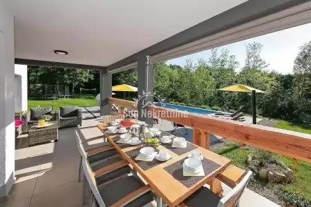 LABIN, ISTRIEN, MODERNE EINZIGE VILLA MIT 10.000 M2 GARTEN