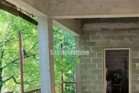 ISTRIEN, NATURPARK UČKA, HAUS IM DORF MIT GROSSEM HOF