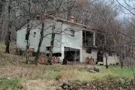 ISTRA, PARK PRIRODE UČKA, KUĆA U SELU SA VELIKOM OKUĆNICOM