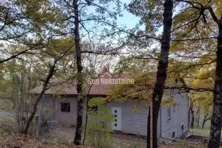 ISTRIEN, NATURPARK UČKA, HAUS IM DORF MIT GROSSEM HOF