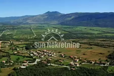 ISTRIEN, NATURPARK UČKA, HAUS IM DORF MIT GROSSEM HOF