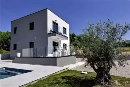 KRŠAN, ISTRIEN, MODERNER NEUBAU MIT GROSSEM HOF