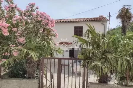 LABIN, ISTRIEN, STEINHAUS MIT NEBENGEBÄUDE UND GARAGE