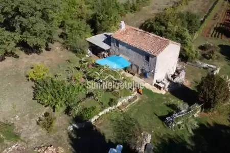 LABIN, ISTRIA, STONE HOUSE FOR RECONSTRUCTION IN THE SURROUNDINGS WITH A PROPERTY OF 20,000 M2