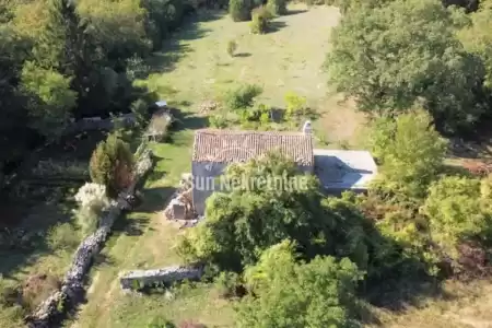 LABIN, ISTRIA, STONE HOUSE FOR RECONSTRUCTION IN THE SURROUNDINGS WITH A PROPERTY OF 20,000 M2