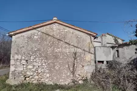 ALBONA, ISTRIA, CASA IN PIETRA A SCHIERA DA RISTRUTTURARE