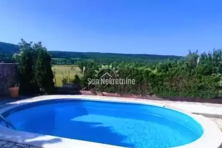 LABIN, ISTRIA, CASA CON PISCINA IN OTTIMA POSIZIONE