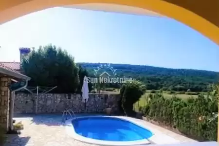 LABIN, ISTRIA, CASA CON PISCINA IN OTTIMA POSIZIONE