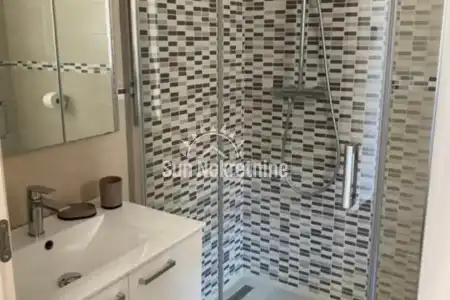 LABIN, ISTRIA, CASA CON PISCINA IN POSIZIONE TRANQUILLA