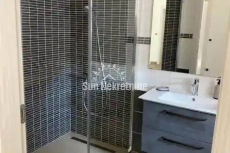 LABIN, ISTRIA, CASA CON PISCINA IN POSIZIONE TRANQUILLA