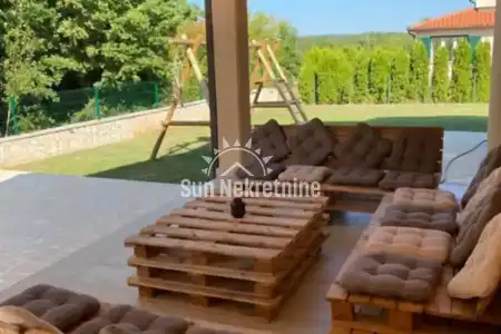 LABIN, ISTRIA, CASA CON PISCINA IN POSIZIONE TRANQUILLA