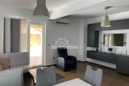 LABIN, ISTRIA, CASA CON PISCINA IN POSIZIONE TRANQUILLA