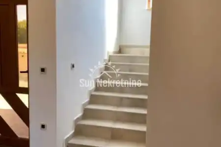 LABIN, ISTRIA, CASA CON PISCINA IN POSIZIONE TRANQUILLA