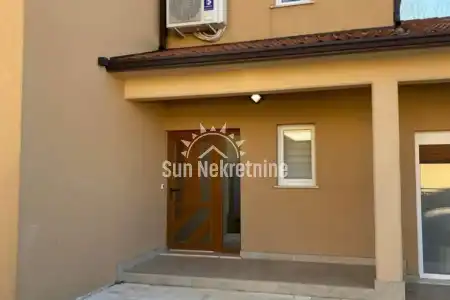 LABIN, ISTRIA, CASA CON PISCINA IN POSIZIONE TRANQUILLA