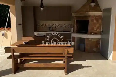 LABIN, ISTRIA, CASA CON PISCINA IN POSIZIONE TRANQUILLA