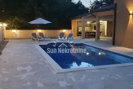 LABIN, ISTRIA, CASA CON PISCINA IN POSIZIONE TRANQUILLA