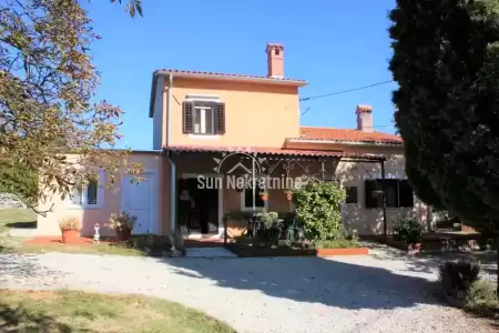 LABIN, ISTRIA, CASA CON AMPIO GIARDINO, IMMERSA NEL VERDE