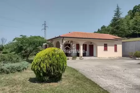 LABIN, ISTRA, PREKRASNA SAMOSTOJEĆA PRIZEMNICA SA VELIKOM OKUĆNICOM