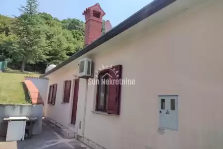 LABIN, ISTRA, PREKRASNA SAMOSTOJEĆA PRIZEMNICA SA VELIKOM OKUĆNICOM